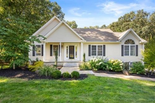 32 Hillcrest Cir, Westfield - $555,000